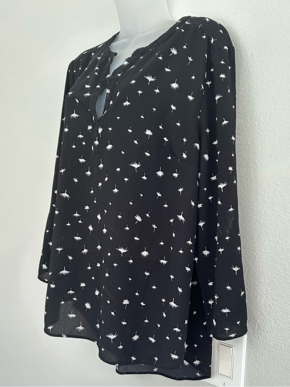 Daniellerainn loose fit black blouse with white dandelion print XL